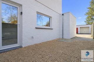 Mooi vernieuwde 3 slaapkamer woning met zonnige tuin en grote lostaande garage. De garage is toegankelijk via de naastliggende weg. Achter deze...