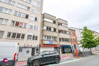 <p><span>Interessant opbrengsteigendom met 3 appartementen en verhuurd handelspand op toplocatie in Mechelen</span></p><p><span> </span></p><p><span>Voor wie wil investeren in vastgoed op een toplocatie, vormt dit opbrengsteigendom in Mechelen een buitenkans!</span></p><p><span> </span></p><p><span>Gelegen op wandelafstand van het station en nabij winkels, scholen, openbaar vervoer en alle voorzieningen, bestaat dit gebouw uit 3 appartementen een een commerciële ruimte op het gelijkvloers.</span></p><p><span> </span></p><p><span>De appartementen zijn praktisch ingedeeld en beschikken telkens over een lichtrijke leefruimte, een keuken, een badkamer met wastafel, bad en toilet en twee volwaardige slaapkamers. Elk appartement beschikt bovendien over minstens één terras, terwijl het appartement op de eerste verdieping zelfs twee terrassen heeft.</span></p><p><span>Op het gelijkvloers bevindt zich de gemeenschappelijke inkomhal met toegang tot de kelderverdieping. Hier beschikt elk appartement over een privatieve berging.</span></p><p><span> </span></p><p><span>Op het gelijkvloers bevindt zich bovendien een verhuurde handelsruimte, wat bijdraagt aan een onmiddellijke huuropbrengst.</span></p><p><span>Momenteel zijn drie van de vier entiteiten verhuurd, goed voor een actuele maandelijkse huuropbrengst van 2.715 euro. Het vierde appartement wordt momenteel door de eigenaar bewoond en biedt bijkomend verhuurpotentieel. Hierdoor vormt dit pand een interessante opportuniteit voor investeerders die op zoek zijn naar een vastgoedbelegging met stabiele inkomsten en verdere groeimogelijkheden.</span></p><p><span> </span></p><p><span>Contacteer ons voor meer informatie of een bezoek ter plaatse. </span></p><p><span> </span></p><p><span>015 20 36 00 - info@domoxim.be</span></p><p><span> </span></p><p><span>domoXim. Waar dromen thuis komen!</span></p><p><span> </span></p><p><span>Ook de waarde van je </span><span>eigen</span><span> woning kennen? Wij geven je graag advies.</span></p><p><span> </span></p>