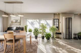 Deze alleenstaande en zeer goed onderhouden woning is gelegen op een ruim perceel van 1.483 m² in een rustige straat te Deerlijk, en combineert privacy, comfort en bereikbaarheid op een bijzonder aangename manier. Dankzij de gelijkvloerse indeling en de reeds uitgevoerde modernisaties doorheen de jaren is dit een instapklare woning met heel wat potentieel.<br /><br /><strong><u>Indeling</u></strong><br />Via de inkomhal met apart toilet kom je binnen in de lichtrijke leefruimte. Aansluitend bevindt zich de uitgeruste keuken. De nachthal geeft toegang tot drie volwaardige slaapkamers en een badkamer. Verder beschikt de woning over een inpandige garage. Daarnaast is er nog een praktische zolderruimte, een droge staankelder en voldoende opbergruimte.<br />De woning wordt omgeven door een prachtig en ruim perceel dat rust en groen uitstraalt. De tuin biedt heel wat privacy en vormt een ideale plek om te ontspannen. Op de oprit is bovendien plaats voor meerdere wagens.<br /><br /><u><strong>Technisch</strong></u>
<ul>
	<li>Centrale verwarming op stookolie met bijkomende houtkachel</li>
	<li>Ingerichte keuken</li>
	<li>Zonnepanelen met thuisbatterij</li>
	<li>EPC: 392 kWh/(m² jaar) - label D (geen renovatieverplichting)</li>
	<li>Degelijke structuur</li>
</ul>
<br /><u><strong>Troeven</strong></u>

<ul>
	<li>Alleenstaande woning op 1.483 m²</li>
	<li>Rustige ligging in aangename straat te Deerlijk</li>
	<li>Instapklaar en goed onderhouden</li>
	<li>3 slaapkamers op het gelijkvloers</li>
	<li>Grote en groene tuin met veel privacy</li>
	<li>Zonnepanelen met thuisbatterij</li>
	<li>Oprit voor meerdere wagens</li>
	<li>Geen renovatieverplichting</li>
</ul>
<br /><u><strong>Contact</strong></u><br />Contacteer Aaron voor meer info of een rondleiding: 0471 89 28 25 - aaron@real-immo.be<br />Laat je verrassen door deze ruime eigendom. Tot binnenkort!