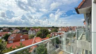 Stijlvol en lichtrijk appartement op toplocatie in het Zoute...Dit recente en smaakvol ingerichte appartement op de Kustlaan biedt een prachtig...