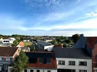 Dit perfect onderhouden en instapklare appartement is rustig gelegen nabij de dorpskern van Lotenhulle, met een vlotte verbinding naar de autosnelwegen en een ideale ligging tussen Aalter en Deinze.<br /><br />Bij het binnenkomen is er een vestiaire te vinden met aan de andere kant de toegang tot de badkamer. De leefruimte geniet van een aangename natuurlijke lichtinval. Aan beide kanten zijn er glaspartijen die zorgen voor een ruim gevoel en veel klaarheid.<br /><br />Eenmaal we de trap naar boven nemen bevinden we ons in een ruime slaapkamer.<br /><br />Bij het appartement hoort een garagebox, inbegrepen in de prijs.<br /><br />Een ideaal appartement voor wie comfortabel, rustig en toch centraal wil wonen.<br /><br />De eigendom wordt aangeboden via de Pre-sale formule. Op 14/10/2026 tussen 16:00 en 18:00 kan u het appartement op afspraak komen bezichtigen en een bod uitbrengen. De vermelde prijs is een instelprijs. Voor meer info, gelieve contact op te nemen met de dossierverantwoordelijke.<br /><br />Bestuursmaatregelen in het maatregelenregister: nee
