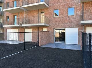 Wonen op wandelafstand van het Rivierenhof, met een eigen tuin en alle comfort van een energiezuinig nieuwbouwappartement?<br /><br />In Residentie ’t Park is nog <strong>één gelijkvloersappartement beschikbaar</strong>: een ruim tweeslaapkamerappartement van 89 m² met maar liefst 63 m² private buitenruimte.<br />Het appartement beschikt over een aangename leefruimte met veel natuurlijke lichtinval en een rechtstreekse verbinding met het terras van 16 m² en de aansluitende tuin van 47 m². Zo wordt de buitenruimte een echt verlengstuk van de woning – ideaal om rustig te ontbijten, gasten te ontvangen of gewoon van het groen te genieten.<br /><br />Met een bewoonbare oppervlakte van 89 m², twee slaapkamers en een doordachte indeling biedt het appartement alle ruimte voor comfortabel wonen. De hoogwaardige afwerking en energiezuinige technieken maken het plaatje compleet.<br /><br /><strong>Het appartement in het kort:</strong><br />– Laatste beschikbare gelijkvloersappartement<br />– 89 m² woonoppervlakte<br />– 2 slaapkamers<br />– Privétuin van 47 m²<br />– Terras van 16 m²<br />– In totaal 63 m² private buitenruimte<br />– Veel natuurlijke lichtinval<br />– Energiezuinig BEN-appartement (E10)<br />– Warmtepomp en zonnepanelen<br />– Ondergrondse autostaanplaatsen<br />– Op wandelafstand van het Rivierenhof<br /><br /><strong>Aankoop mogelijk aan 6% btw</strong><br />Residentie ’t Park komt in aanmerking voor het verlaagde btw-tarief van 6% voor sloop en heropbouw, onder de wettelijke voorwaarden. Dit is mogelijk voor zowel eigen bewoning als voor investeerders die aan de geldende voorwaarden voldoen.<br />De verkoop geschiedt onder btw op het constructie-aandeel en registratierechten op het grondaandeel, onder de voorwaarden van de Wet Breyne.<br /><br /><strong>Interesse in het laatste gelijkvloersappartement?</strong><br />Neem vrijblijvend contact op voor meer informatie, prijzen, plannen of een afspraak: 03 337 50 70<br />www.vbpartners.be/nieuwbouw
