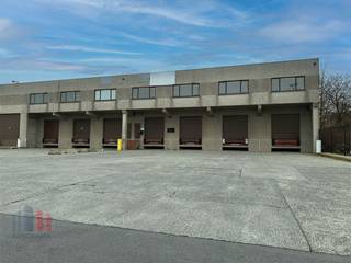 Logistiek magazijn van 1.400 m² met 120 m² kantoor, gelegen in de strategisch douanezone LAR in Menen, vlakbij de E17 en de Belgisch-Franse grens...