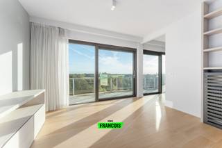 In het charmante De Haan presenteren wij u deze moderne en stijlvolle assistentiewoning, gelegen in het residentiële complex Golf by Zilverduin. Omgeven door een groen decor en op wandelafstand van zee en duinen, geniet u hier volop van rust, natuur én comfort op het bovenste verdiep.<br /><br />Het appartement beschikt over een volledig uitgeruste open keuken met keramische kookplaat, combi-oven, koelkast met diepvriesvak, vaatwasmachine en voldoende bergruimte. De ruime, lichtrijke woonkamer met grote ramen sluit naadloos aan op het zonnige terras met een magnifiek zicht over de golf, binnentuin en groot De Haan.<br /><br />De woning telt één ruime slaapkamer en een uiterst toegankelijke badkamer, voorzien van een inloopdouche met opklapstoel, lavabo en toilet.<br /><br />Als bewoner geniet u bovendien van een waaier aan faciliteiten: een restaurant, bibliotheek, fitnessruimte, computerlokaal en fraai aangelegde tuinen. Dankzij de permanente oproep- en eerstehulpservice (24/7) woont u hier zelfstandig, maar steeds met een veilig gevoel.<br /><br />Bent U op zoek naar een prachtige assistentiewoning gelegen in oase van rust? Mis uw kans dan niet en plan uw bezoek alvast in!<br /><br />