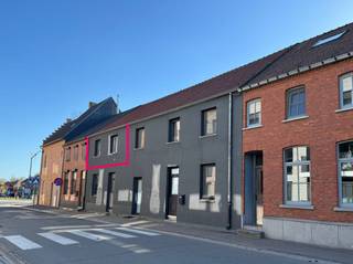 Dit instapklaar appartement in het hartje van Bree is de ideale opportuniteit voor wie op zoek is naar een eerste eigen stek of een waardevaste investering in lokaal vastgoed. Met een bruikbare vloeroppervlakte van 75 m² biedt dit pand een optimaal wooncomfort op een centrale toplocatie.Bij het betreden van het pand valt direct de vernieuwde keuken van 2018 in het oog. De living vormt één geheel met deze open keuken, wat zorgt voor een modern en ruimtelijk gevoel. Daarnaast beschikt het appartement over een volwaardige slaapkamer en een nette badkamer. Praktisch gemak is hier gegarandeerd: bij de aankoop hoort namelijk ook een privatieve kelderberging en een gereserveerde autostaanplaats, een enorme troef voor wie in het centrum van Bree wil wonen. Op technisch vlak scoort dit pand uitstekend. Dankzij het gunstige EPC-label B geniet u van een energiezuinige woonst en bent u volledig vrijgesteld van de huidige renovatieverplichting. Dit maakt het appartement extra aantrekkelijk voor wie zonder zorgen wil intrekken of onmiddellijk wil verhuren. De ligging in Bree is simpelweg uitstekend. U bevindt zich op wandelafstand van diverse scholen, bakkers, supermarkten en gezellige horecazaken. Ondanks de centrale ligging geniet u hier van een rustige uitvalsbasis met een vlotte verbinding naar de omliggende gemeentes. Kortom, een unieke kans om centraal te wonen in het bruisende Bree.De eigendom wordt aangeboden via de Pre-sale formule. Op 09/05/2026 tussen 14:00 en 16:00 kan u de woning op afspraak komen bezichtigen en een bod uitbrengen. De vermelde prijs is een instelprijs. Voor meer info, gelieve contact op te nemen met de dossierverantwoordelijke.Bestuursmaatregelen in het maatregelenregister: nee