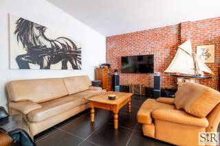 <p>In het rustige Houtem, een deelgemeente van Vilvoorde en grenzend aan Eppegem, bevindt zich deze karakteristieke bel-etage met 5 slaapkamers. De woning is centraal en rustig gelegen wat zorgt voor een uitstekende bereikbaarheid via invalswegen en autosnelwegen zonder grote drukte. <br /><br />Op de eerste verdieping vinden we het hart van de woning. De zeer grote leefruimte met open keuken en aansluitend aangelegd terras zorgt voor een zeer open gevoel en voldoende ruimte om gezellig te tafelen met familie en vrienden. Op deze verdieping vinden we ook nog een hal, twee slaapkamers waarvan één met en-suite badkamer en een apart toilet. <br />De tweede verdieping bestaat op zijn beurt uit nog eens 3 volwaardige slaapkamers en een ruime badkamer met douche, toilet en lavabo. De woning zit vol toffe extra's waaronder massieve deuren, patroontegels, en authentieke elementen. <br />Op het gelijkvloers hebben we een zeer grote garage en 2 opbergruimtes, alsook de toegang naar de tuin via een grote extra leefruimte met volledig ingerichte keuken. Perfect te gebruiken bij feestjes, bbq’s of om meer geniet te hebben van de grote rustgevende tuin. Er is een overdekt terras zodat je ook bij regenweer kan genieten van de buitenlucht.  <br /><br />Deze gezellige en ruime woning is ook geschikt voor kangoeroe wonen, wonen en werken op dezelfde plek en dankzij de mogelijkheid tot het afsluiten van de woning naar de loods kan zowel de woning als de loods apart verhuurd worden. <br />Aarzel niet en maak snel jouw afspraak via een reactie op het zoekertje, een mailtje naar info@immosir.be of telefonisch op het nummer 0465 09 16 10. </p>