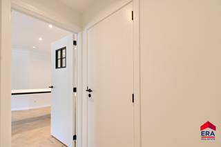 Ontdek dit prachtig gerenoveerde appartement, gerealiseerd met hart en ziel in samenwerking met de betrouwbare vakmensen van Hova Interiors. Hier...