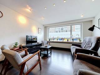 Op een bijzonder aangename locatie in Deurne, vlak bij het prachtige Boekenbergpark, bevindt zich dit gelijkvloerse appartement met 2 slaapkamers en een ruime privatieve tuin van ca. 100 m².<br /><br />Het appartement maakt deel uit van een hoekgebouw, wat een belangrijk voordeel biedt: de tuin beschikt over een rechtstreekse zijingang vanaf de straat. Ideaal voor fietsen, tuinmateriaal of gewoon als praktische tweede toegang tot de woning.<br /><br />Via de inkomhal met afzonderlijk gastentoilet bereik je de woonkamer en de overige vertrekken. De geïnstalleerde keuken met toestellen biedt rechtstreeks toegang tot de tuin, waardoor binnen en buiten mooi met elkaar verbonden worden.<br /><br />Verder beschikt het appartement over 2 slaapkamers en een badkamer met lavabomeubel en inloopdouche.<br /><br />Een absolute troef is de tuin van ca. 100 m², die bestemd is voor het privatieve gebruik van de bewoners van dit appartement. Een uitzonderlijke buitenruimte voor een appartement in de stad, met volop mogelijkheden om te ontspannen, te tuinieren of gezellig buiten te eten.<br /><br />De ligging maakt het plaatje compleet. Het nabijgelegen Boekenbergpark behoort tot de mooiste groene plekken van Deurne en biedt ruimte voor wandelen, ontspannen en recreatie. De bekende ecologische zwemvijver zorgt tijdens de zomermaanden voor extra vakantiegevoel, terwijl je in het park het hele jaar door van de verschillende seizoenen geniet.<br /><br />Een interessant appartement voor wie gelijkvloers wil wonen, een ruime tuin belangrijk vindt en tegelijk dicht bij het groen én de stad wil blijven.<br /><br />Troeven: 2 slaapkamers – gelijkvloers – privatieve tuin ca. 100 m² – aparte zijingang via de tuin – geïnstalleerde keuken – inloopdouche – gastentoilet – topligging nabij Boekenbergpark.