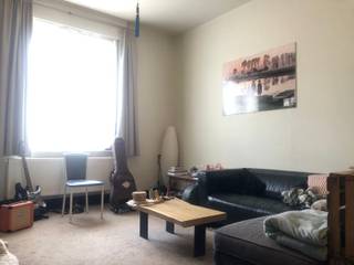 Op het gelijkvloers betreedt u de woning via de inkomhal, waar zich eveneens de trap bevindt.De ruime woonkamer met open keuken biedt een aangenaam...