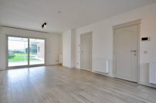 Deze gerenoveerde woning bestaat op het gelijkvloers uit een inkomhal, toilet, ruime leefruimte, veranda en geïnstalleerde keuken. Op de...