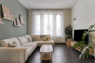 Deze instapklare woning biedt een bewoonbare oppervlakte van 220 m² op een perceel van 554 m² en is voorzien van zonnepanelen en een zonneboiler (EPC: C).De woning beschikt over een aangelegde tuin met sauna, petanqueplein, barbecue met bar en kippenren. Er is bovendien een regenput en steenput aanwezig.Indeling:- Gelijkvloers: open leefruimte met ingerichte keuken, wasplaats, toilet en douche- Eerste verdieping: twee ruime slaapkamers, badkamer met bad en apart toilet- Tweede verdieping: drie slaapkamers- Bijgebouw (±35 m²): geschikt als winkel, praktijk- of kantoorruimte- Kelder en twee zolders: extra bergruimteDeze woning combineert ruimte, functionaliteit en een aangename tuin met ontspanningsmogelijkheden.Meer info? Neem contact op via Dewaele.comDe algemene voorwaarden van Dewaele DIY kunt u steeds raadplegen via dewaele.com.