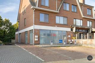 Voor meer informatie of om een bezoek in te plannen, contacteer Gil via 016 792 900 of via gil.christiaens@homixx.be.<br /><br />Op wandelafstand van het centrum van Keerbergen vindt u dit handelspand met een praktische indeling van 102 m². De huidige inrichting bestaat uit een aparte inkomhal, een onthaalruimte en verschillende praktijkruimtes die makkelijk aan te passen zijn, waardoor het pand zich uitstekend leent voor uiteenlopende handels- of dienstverlenende activiteiten. Daarnaast beschikt het handelspand ook over drie parkeerplaatsen voor de deur. Ideaal om klanten te ontvangen.<br /><br />Daarnaast biedt dit pand ook de mogelijkheid om omgevormd te worden tot een appartement, wat het een interessante optie maakt voor wie op zoek is naar een woongelegenheid op centrale locatie.<br /><br />Troeven:<br /><br />- Centrale ligging op een steenworp van het centrum<br />- Zeer praktische en efficiënte indeling<br />- Geschikt voor handel, kantoor of vrij beroep<br />- Omvormbaar tot appartement<br />- Aparte inkom voor de bovengelegen appartementen<br />- eigen parkeerplaatsen beschikbaar voor de deur<br /><br />Een veelzijdig pand met toekomstmogelijkheden, ideaal voor zowel ondernemers als particulieren die op zoek zijn naar een investering met meerdere opties.