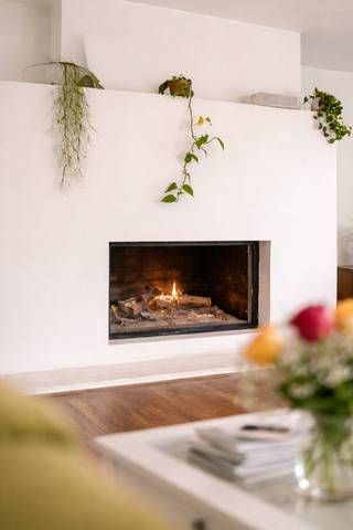 Aan het einde van een doodlopende straat, grenzend aan het natuurgebied La Garenne, bevindt zich deze ruime en lichtrijke woning.Hier woont u in alle...