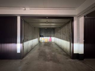 Bent U op zoek naar een garagebox op een toplocatie in Heist? Dan is dit een unieke opportuniteit. Deze garagebox bevindt zich in een zijstraat van de Zeedijk, ter hoogte van de Albatrosstraat en op wandelafstand van het Heldenplein.<br /><br />De garage is gelegen op het gelijkvloers van een garagecomplex, de garage en het complex zijn bijzonder vlot toegankelijk. Dankzij de centrale ligging, vlak bij de Zeedijk, vormt deze garagebox een ideale oplossing voor wie op zoek is naar een veilige parkeerplaats, extra opslagruimte of een interessante investering.<br /><br />Garageboxen in deze omgeving zijn bijzonder schaars, waardoor dit een buitenkans is voor zowel eigenaars van een appartement in de buurt als investeerders. Bovendien is de garage momenteel verhuurd, wat zorgt voor een onmiddellijk rendement.<br /><br />Afmetingen:<br />Lengte: 5,33 m<br />Breedte: 2,70 m<br />Binnenrijbreedte: 2,50 m<br />Hoogte vloer tot plafond: 2,50 m<br />Hoogte vloer tot poort: 2,00 m<br /><br />Neem contact op voor meer informatie of een bezoek ter plaatse.<br /><br />Geen elektriciteit aanwezig in de garagebox.