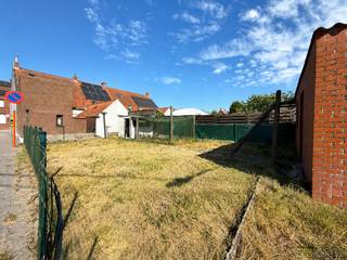 Charmante woning met 3 SLAAPKAMERS, GARAGE, VOLWAARDIGE TUIN EN UITBREIDINGSMOGELIJKHEDEN, ideaal gelegen in een AANGENAME WOONBUURT OP WANDELAFSTAND VAN HET CENTRUM VAN AVELGEM, perfect voor starters of investeerders die op zoek zijn naar een renovatieproject met potentieel. Deze te renoveren gezinswoning bevindt zich op een vlotte locatie, dicht bij scholen, winkels, openbaar vervoer en andere dagelijkse voorzieningen. Op het gelijkvloers vindt u een aangename leefruimte, eetplaats, keuken, veranda, een slaapkamer, badkamer, apart toilet, twee ruime bergingen en een inpandige garage. De eerste verdieping omvat een nachthal en twee ruime slaapkamers, terwijl de zolder MOGELIJKHEDEN BIEDT VOOR EXTRA SLAAPKAMERS OF EEN HOBBYRUIMTE. Daarnaast beschikt de woning over een droge staankelder, een VOLWAARDIGE TUIN en een BIJHORENDE GARAGE ACHTERAAN HET PERCEEL. De eigendom werd steeds goed onderhouden en is uitgerust met VERWARMING OP AARDGAS. Dankzij de GUNSTIGE LIGGING, de praktische indeling en de vele mogelijkheden vormt deze woning de ideale basis om volledig naar eigen smaak te renoveren. Woning wordt verkocht in de huidige staat.<br /><br />Adres: Driesstraat 98 te Avelgem<br /><br />Renovatieplicht van toepassing; P-score: D , G-score: D; Bestuursmaatregelen in maatregelenregister: neen; vrij bij akte