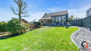 <p>Uniek gelegen instapklare eengezinswoning op een perceel van maar liefst 20 A 07 CA grenzend aan natuurreservaat Schulensbroek en vlakbij de gezellige dorpskern van Schulen.<br /><br />De <span><strong>indeling </strong></span>is als volgt:<br /><br /><strong><span>Gelijkvloers</span></strong><br /><span><em><br />Interieur</em></span><br />+ Inkomhal met aparte vestiaire<br />+ Grote leefruimte op parket bestaande uit zithoek met inbouwcassette en eethoek<br />+ Prachtige aanbouw tuinkamer met grote schuifraampartijen en een prachtig zicht op de tuin en achtergelegen natuur<br />+ Volledig geïnstalleerde en recent gerenoveerde keuken met keukeneiland, voorzien van Dekton werkblad en kwaliteitstoestellen<br />+ Hal<br />+ Ingerichte badkamer met ligbad, inloopdouche, lavabomeubel en sierradiator<br />+ Aparte WC met handenwasser<br />+ Ruime gerieflijke berging/wasplaats<br />+ Slaapkamer 1 / bureau<br /><br /><span><em>Exterieur</em></span><br />+ Mooi aangelegde en volledig omheinde voor- en achtertuin <br />+ Riant zonneterras grenzend aan tuinkamer met prachtige groene vergezichten<br />+ Tuinhuis<br />+ Moestuin<br />+ Volledig beklinkerde oprit met geautomatiseerde toegangspoort<br />+ Beklinkerd pad naar moestuin<br /><br /><strong><span>Eerste verdieping</span></strong><br />+ Nachthal met overloop en ingebouwde kastenwand/dressing<br />+ Slaapkamer 2 met inbouwkasten en aansluitende zolderruimte (berging)<br />+ Zolderruimte (hier bevinden zich watervoorziening K/W water – omvormer zonnepanelen – centrale alarm)<br />+ Slaapkamer 3 (airco aanwezig)<br />+ Slaapkamer 4 (airco aanwezig)<br /><br />De woning is volledig <strong><span>onderkelderd</span></strong>: <br />Grotendeels volwaardige kelder – deels kruipkelder.<br />+ Voorraadkelder/bergkelder<br />+ Inpandige garage met automatische sectionaalpoort<br />+ Fietsenberging/berging met toegang naar kruipkelder<br /><br />Centrale verwarming op stookolie. Inbouwcassette in de leefruimte.<br /><br />Airco’s in tuinkamer en 2 slaapkamers boven.<br /><br />Elektrische installatie niet conform het AREI. Slechts kleine opmerkingen.<br /><br />G-score: C.<br />P-score: D.<br /><br />De woning is asbestveilig (maar niet asbestvrij: asbest onderdak – zorgvuldig beheren).<br /><br />EPC: 296 kWh/m²/jaar, UC: 3813278. Energielabel C. GEEN renovatieverplichting.<br />Zonnepanelen (5.900 Wp) aanwezig – met groenestroomcertificaten.<br /><br />Bestemming volgens gewestplan: deels woongebied met landelijk karakter + deels landschappelijk waardevol agrarisch gebied.<br /><br />Prachtige woning waar de tijd niet is blijven stilstaan.<br />+ 2009 - 2011: zonnepanelen werden geplaatst<br />+ 2013: renovatie/opfrissing interieur<br />+ 2016: parket in leefruimte<br />+ 2016: aanbouw tuinkamer met verhoogd terras<br />+ 2022: nieuwe keuken<br /><br />Strategisch en doch landelijk gelegen in Schulen, met groene vergezichten (nabij Schulensmeer), doch nabij het centrum van Schulen met al zijn voorzieningen (scholen, kinderopvang, winkels, horeca, openbaar vervoer etc.).<br /><br />Tevens goede bereikbaarheid naar op – en afritten complex en het klaverblad E313 en E314. Een uitgebreid wandel- en fietsroutenetwerk ligt letterlijk binnen handbereik. Een absolute aanrader!</p>