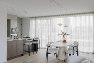 Hof ter Vichten staat voor modern wonen in een leuke buurt en is de ideale uitvalsbasis in het centrum <br />van Vichte, m.a.w. het heeft alles in huis voor iedereen die op zoek is naar een aangename plek om te wonen.<br /><br />Instapklaar<br />Dit Eribo-project omvat 19 woningen met een halfopen of gesloten bebouwing, elk met 3 ruime slaapkamers. <br />De tuinen zijn afgesloten met een tuinpoortje en zijn toegankelijk via een aparte toegangsweg. 11 woningen zijn voorzien van een inpandige garage. De overige woningen hebben een privatieve carport ter beschikking op het terrein met afsluitbare berging.<br /><br />Duurzame technieken<br />Eribo staat garant voor duurzame kwaliteit. De woningen worden in detail afgewerkt met hoogwaardige materialen en voldoen aan de hedendaagse comforteisen, met veel aandacht voor thermische en akoestische isolatie. Alle woningen zijn voorzien van zonnepanelen, warmtepomp en vloerverwarming.<br /><br />We begeleiden je bij je keuzes<br />Wil je aanpassingen doen op vlak van afwerking? Dat kan. Als klant krijg je een persoonlijke begeleiding bij jouw pakketkeuze van de keuken, badkamer, betegeling, enzovoort. We begeleiden je graag van plan tot oplevering en adviseren je over materialen om je woning piekfijn af te werken. Kortom, we ontzorgen je van a tot z.<br /><br />De verkoop van fase 1 is momenteel gestart. Deze bestaat uit 7 woningen gelegen aan de Waregemstraat en 1 woning gelegen aan de Oudenaardestraat.<br /><br />Meer info op www.hoftervichten.be of contacteer ons via evelyne@eribo.be of 0490/42.35.83.