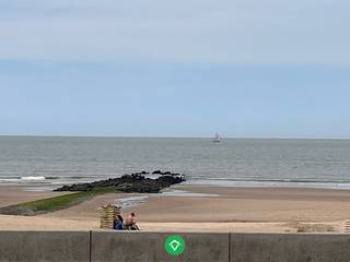 Verzorgde en gemeubelde studio op gelijkvloers, gelegen aan de zeedijk van Raversijde (tussen het kwikke Middelkerke en de Koningin der Badsteden, met een tramhalte nabij die zorgt voor een vlotte verbinding naar de ganse kustlijn.<br />De studio is voorzien van een inkom met bergkast, een douchekamer met toilet, een goed ingerichte kitchenette, een leef- en slaapruimte met een opklapbed, opklapbare tafel, een comfortabel 2-zitszetel (tevens tot slaapbank te transformeren) en een 1-zitszetel, salontafel, kastjes. De slimme inrichting benut alle ruimte optimaal. Alles werd grondig vernieuwd, en ook elektriciteit is conform. Tijdens de zomermaanden juli en augustus verhuurt deze studio vlotjes via het AirBnB-platform als vakantieverblijf, maar uiteraard is de studio ook perfect om zorgeloos zelf te genieten. U bent zo op het rustige strand, en de duinen. Tussen september en juni verhuurt het heel gemakkelijk als studentenkamer, zodat met de goede bezetting een heel gezond netto-rendement van ruim 4% gehaald wordt.