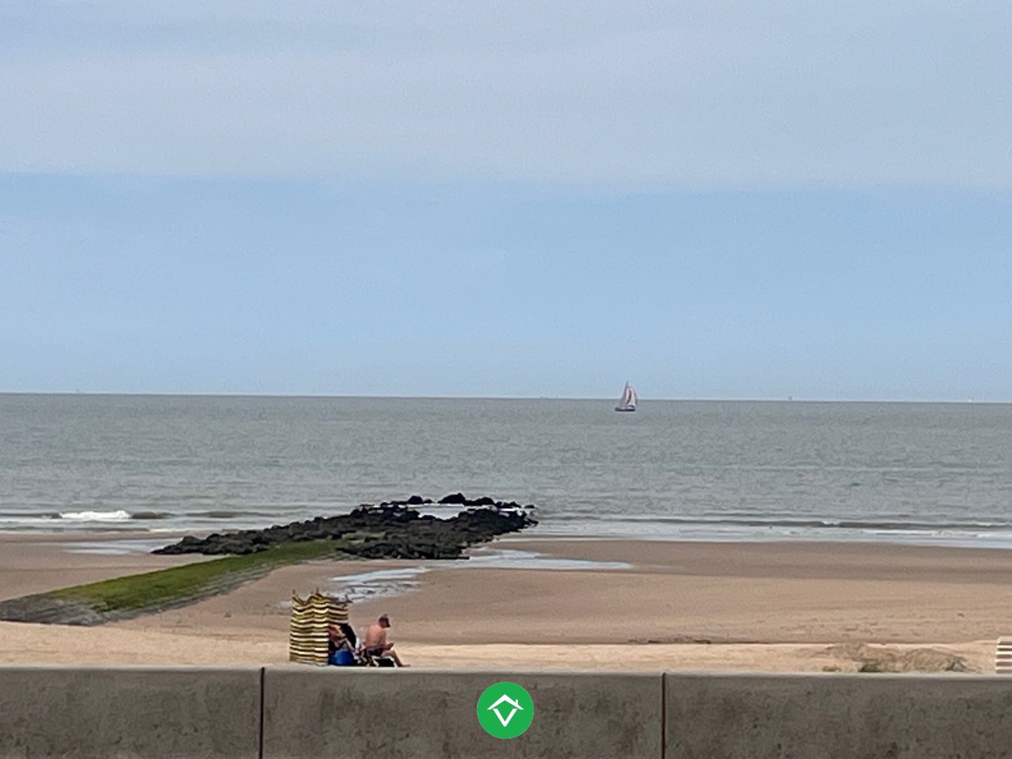 Vernieuwde gelijkvloersstudio met frontaal zeezicht, aan de dijk van Raversijde - foto 2