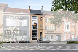 Woning, gelegen op een perceel van 250 m², nabij het stadspark. Dit is perfect voor kandidaat-kopers die zoeken naar een woning met een twist of een combinatie van wonen &amp; werken. Voorheen uitgebaat door een interieurarchitect, maar kadastraal nog steeds gekend als woning. Het is verrassend ruim (300 m²), uitstekend onderhouden en barst van de charmante details die vandaag niet meer vanzelfsprekend zijn. Deze woning is niet zomaar een huis, maar een architecturale stellingname. <br />INDELING<br />De hoge raampartijen zorgen meteen voor een sterke zichtbaarheid en een overvloed aan natuurlijk licht. De open gelijkvloerse ruimte biedt tal van mogelijkheden voor een leefruimte met keuken en zithoek, of winkel, showroom, kantoor of creatieve studio en is nu al uitgerust met een praktische kitchenette + toilet. <br />Op de 1ste verdieping is zijn er 2 ruime slaapkamers. Op de 2e verdieping is er nog een slaapkamer + badkamer. Ten slotte is er nog een zolder dewelke verder kan ingericht worden.  Verder beschikt het pand over een droge XL-kelder met rechtstreekse toegang, ideaal voor stockage. <br />LIGGING<br />De ligging is ronduit uitstekend: vlak bij enkele hotspots van Aalst zoals het stadspark, Schotte, het centrum, supermarkten, E40, openbaar vervoer…. <br />Hier liggen alle troeven letterlijk om de hoek. <br />Bovendien geniet je van een gunstig EPC-label C en centrale verwarming op AARDGAS. ELEKTRICITEIT CONFORM tot 2050. <br />