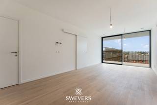 Voor meer info en foto’s, surf naar www.swevers.be – Dit recente appartement aan de Graaf van Loonstraat 12 bus 48 in Beringen biedt 99 m² bewoonbare oppervlakte en ligt op de 4de verdieping van een gebouw uit 2022. U geniet hier van een hedendaagse woonbasis, een praktische indeling en een centrale ligging op korte afstand van het centrum.<br />Via de ruime inkomhal bereikt u vlot de verschillende ruimtes. De open leefruimte met keuken vormt het hart van het appartement en is samen 35 m² groot. Dankzij de rechtstreekse aansluiting op het balkon geniet de woonkamer van veel lichtinval en een aangename verbinding met buiten. De keuken is praktisch tegen de wand geplaatst, waardoor er voldoende ruimte overblijft voor een eethoek en zithoek.<br />Het appartement beschikt over twee slaapkamers, beide met toegang tot of zicht op het brede balkon. De indeling zorgt voor een duidelijke scheiding en voldoende privacy, ideaal voor koppels, kleine gezinnen of wie een aparte bureaukamer wenst. Een extra troef zijn de twee compacte en functionele badkamers, wat het dagelijks comfort aanzienlijk verhoogt.<br />Het balkon van 14 m² strekt zich uit over bijna de volledige breedte van het appartement en sluit aan op zowel de leefruimte als de slaapkamers. Daarnaast is er een aparte berging met plaats voor wasmachine en droogkast.<br />Scholen, openbaar vervoer, winkels, restaurants en ontspanning bevinden zich op ongeveer 500 meter. Zo combineert dit appartement recent wooncomfort met een bijzonder praktische ligging in Beringen. Voor meer informatie, bel 011 255 155. Bron bewoonbare oppervlakte: EPC – verslag.