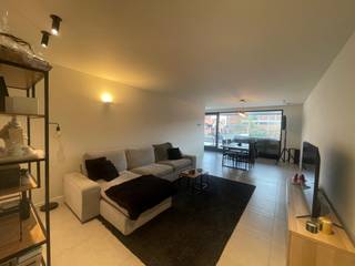 Gezellig en ruim appartement met veel lichtinval gelegen nabij het centrum van Geel.<br /><br />Het appartement bestaande uit:<br />- Inkomhal<br />- Woonkamer<br />- Keuken met koelkast, afwasmachine, keramische kookplaat, dampkap, ingebouwde combi microgolfoven en enkele lavabomeubel<br />- Badkamer met douche en enkele lavabomeubel<br />- Apart toilet met handenwasser<br />- 2 slaapkamers<br />- Berging met aansluiting voor wasmachine<br />- Ruim terras met uitzicht op de rustgevende tuin<br />- Kelderberging<br />- Ondergrondse staanplaats<br /><br />- Huurprijs: 925 euro/maand + gemeenschappelijke kosten van 75 euro/maand.<br />- Beschikbaar vanaf 1/05/2026!<br /><br />Uitsluitend via onze website www.vastengoed.be kan u een bezichtiging inplannen op de vooropgestelde bezoekmomenten. Voor andere vragen kan u het kantoor bereiken op het nummer 014/72.73.74.