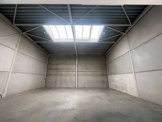 <p>Dans un emplacement facilement accessible le long de la Mechelsesteenweg (N227) à Nossegem, nous proposons à la location une unité PME clé en main de ± 160 m².</p>
<p>La situation est stratégique : à proximité immédiate de l'aéroport de Zaventem, avec un accès direct à l'E40, au ring de Bruxelles (R0) et au centre de Bruxelles. Idéale pour le stockage, la production légère, une combinaison bureau-entrepôt ou des activités de services.</p>
<p><strong>Caractéristiques</strong></p>
<ul>
<li>Superficie : ± 160 m²</li>
<li>Porte sectionnelle</li>
<li>Hauteur libre de 6 m</li>
<li>2 places de parking</li>
<li>Entrée et sortie aisées le long de la chaussée</li>
</ul>
<p><strong>Conditions</strong></p>
<ul>
<li>Loyer : 1.400 EUR/mois (hors TVA)</li>
<li>Provision pour charges générales : 250 EUR/mois</li>
<li>Précompte immobilier : ± 760 EUR/an (à charge du locataire)</li>
</ul>
<p>Intéressé(e) ou envie d'une visite ? Contactez Structura au 02 462 32 000 — nous vous transmettrons volontiers toutes les informations complémentaires.</p>