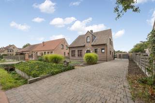 TE KOOP MET PRE-VIEW: enkel op afspraak.<br /><br /><strong>Grotendeels gerenoveerde woning met veel ruimte en mogelijkheden</strong><br /><br />Deze ruime woning combineert reeds gerenoveerde delen met casco-ruimtes die u volledig naar eigen smaak kan afwerken. Dankzij de ligging met vlotte bereikbaarheid, de grote tuin en de multifunctionele indeling biedt dit eigendom bijzonder veel potentieel.<br /><br /><strong>INDELING</strong><br /><br /><span>Gelijkvloers</span><br />• Inkomhal met gastentoilet<br />• Polyvalente ruimte (ideaal als tv-kamer, bureau of extra slaapkamer)<br />• Aparte keuken<br />• Lichtrijke leefruimte met zicht op de tuin (af te werken, zijnde het voorzien van vloer en schilderwerken)<br />• Praktische wasruimte met douche<br />• Overdekt terras aansluitend op de tuin<br /><br /><span>Verdieping</span><br />• Drie slaapkamers<br />• Badkamer in ruwbouwtoestand: voorzien van vloer en toilet, keuze voor bad of inloopdouche naar eigen smaak<br /><br /><span>Buitenruimte</span><br />• Ruime tuin met gezellige buitenbar<br />• Garage en diverse opslagruimtes<br /><br /><strong>TROEVEN</strong><br /><br />• Vlotte bereikbaarheid<br />• Grote ruimtes en veel bergruimte<br />• Gedeeltelijk gerenoveerd, deels nog af te werken naar eigen stijl<br />• Bergzolder voor extra bergruimte<br />• Ideale woning voor wie ruimte en mogelijkheden zoekt<br /><br />Voor meer info of een bezoek ter plaatse kan u vrijblijvend contact opnemen met Lieselotte op 03.227.58.58 of lieselotte@reds.be.