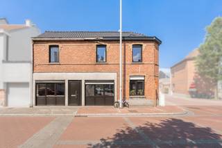 <p>Charmante hoekwoning in het centrum van Hamme, rustig gelegen en vlak bij winkels, scholen en openbaar vervoer.</p>
<p>Deze grotendeels gerenoveerde gesloten bebouwing combineert een centrale ligging met aangenaam wooncomfort. De woning is instapklaar en geniet van veel natuurlijke lichtinval, wat zorgt voor een open en aangename sfeer. Dankzij de praktische indeling en de drie slaapkamers is dit huis ideaal voor gezinnen, koppels of wie op zoek is naar extra ruimte. Gelegen in een residentiële omgeving, woon je hier rustig terwijl alle voorzieningen van het centrum binnen handbereik liggen. Bovendien beschikt de woning over een gunstig EPC-label C.</p>
<p>• Lichtrijke grote woonkamer met aangename leefruimte<br />• Functionele keuken uitgerust met keramische kookplaat, oven, dampkap en enkele spoelbak<br />• Apart toilet met handenwasser<br />• Praktische ruime berging met aansluiting voor wasmachine en droogkast<br />• Drie volwaardige slaapkamers<br />• Badkamer met inloopdouche, toilet en spoelbak</p>
<p>• Centraal, doch rustig gelegen in Hamme<br />• Grotendeels gerenoveerde en instapklare woning<br />• Veel natuurlijk lichtinval in de leefruimtes en plaats voor een home desk in te richten in de inkomhal</p>
<p>Neem vandaag nog contact op met je ERA-makelaar voor een bezoek. JOUW DROOMHUIS. ZO GEVONDEN!</p>