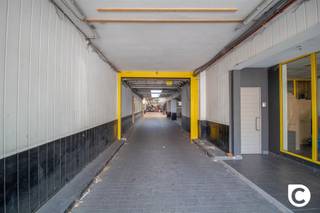 <p><span>Polyvalent handelspand met onmiddellijke huuropbrengsten!</span></p><p><span>Dit veelzijdig handelspand met een oppervlakte van maar liefst 802m², geniet van een uitstekende ligging met veel passage in één van de drukste straten van Mortsel. Het pand doet momenteel dienst als zijnde een garage voor het onderhoud van wagens. De huidige huurder, Mortsel Car Service, huurt het pand sedert 2015 en zal de handelszaak dus ook blijven verderzetten. De nieuwe eigenaar dient de huurovereenkomst te respecteren en heeft een garantie op mooie, onmiddellijke huurinkomsten. Toekomstgericht biedt het pand een oneindig potentieel voor gelijk welke invulling en indeling.</span></p><p><span> </span></p><p><span>De huidige indeling is als volgt:</span></p><p><span> </span></p><p><span>Inrij, kantoren, wachtruimte, toiletten &amp; berging:</span></p><p><span>Via de inrij komt u met de wagen rechtstreeks van op de Antwerpsestraat het pand binnengereden. Aan de rechterzijde van de inrij situeert zicht een kantoor-/wachtruimte. Halverwege het handelspand bevindt zich nog een tweede kantoorruimte met naastgelegen 2 toiletten alsook een berging. Dit is uiteraard ook ideaal voor een kitchenette. </span></p><p><span> </span></p><p><span>Werkplaats &amp; opslagruimte:</span></p><p><span>Aan werk- alsook opslagruimte is hoegenaamd geen gebrek. Met een handelspand van deze oppervlakte kan er steeds ingedeeld worden naarmate de eigen noden. De verhouding tussen werk- en opslagruimte, kantoren, sanitair, ... kan geheel naar believen worden ingevuld. Uiteraard heeft men momenteel geopteerd voor een groot overwicht op vlak van werkruimte i.f.v. het onderhoud van de wagens.</span></p><p><span> </span></p><p><span>Extra troeven:</span></p><p><span>- Toplocatie</span></p><p><span>- 802m²</span></p><p><span>- Goede, correcte huurder</span></p><p><span>- Gegarandeerd, mooi rendement</span></p><p><span>- Boordevol potentieel</span></p><p><span>- Asbestveilig</span></p>