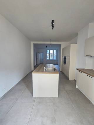 Bent u op zoek naar een stijlvol, ruim en volledig gerenoveerd appartement in het bruisende centrum van Oostende? Dan is dit prachtige appartement van ca. 100 m² absoluut een bezoek waard.<br /><br />Gelegen op een toplocatie, op wandelafstand van de winkelstraten, de jachthaven, het station en het strand, geniet u hier van alle troeven die Oostende te bieden heeft.<br /><br />Het appartement werd eind 2025 volledig en kwalitatief gerenoveerd met oog voor detail, comfort en hedendaagse afwerking. De lichtrijke leefruimte met hoge plafonds en grote raampartijen creëert een aangenaam open gevoel en biedt een prachtig uitzicht op het Petrus & Paulusplein.<br /><br />De moderne open keuken met stijlvol kookeiland vormt het hart van het appartement en sluit perfect aan op de leefruimte — ideaal voor gezellige avonden met familie of vrienden.<br /><br />Indeling:<br /><br />→ Ruime inkomhal<br />→ Lichtrijke leefruimte<br />→ Open keuken met eiland<br />→ 3 volwaardige slaapkamers<br />→ Moderne badkamer<br />→ Apart toilet<br />→ Grote berging/wasruimte<br />->lage kosten (geen lift of syndicus, ki:751€)<br /><br /><br />✔ Volledig gerenoveerd eind 2025<br />✔ Energiezuinig met EPC-score B<br />✔ Instapklaar vanaf augustus <br />✔ Centrale ligging<br />✔ Veel lichtinval en ruimtegevoel<br />✔ Ideaal als gezinswoning, tweede verblijf of investering<br /><br />Een unieke kans om stijlvol en zorgeloos te wonen in het hart van Oostende.<br /><br />Contacteer ons vandaag nog voor een bezoek en ontdek zelf de charme van dit prachtige appartement.