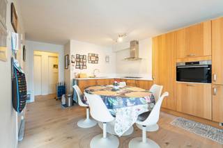 Gerenoveerd appartement op de derde verdieping van een kleine residentie zonder lift. Ruime woonkamer, volledig ingerichte keuken, twee...