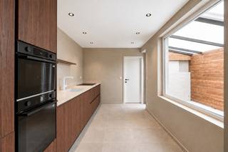 <p>We treffen deze mooie woning in het centrum van Aartselaar, uitstekend gelegen nabij winkels, openbaar vervoer, scholen en belangrijke invalswegen.</p>
<p>Het huis werd dit jaar volledig gerenoveerd met een duidelijke nadruk op gebruikte materialen en wooncomfort, waardoor deze parel weer helemaal tot zijn recht komt. Er wordt verwarmd met warmtepompen (ook koeling!), er werden zonnepanelen geplaatst, volledig nieuw schrijnwerk, enz… De woning krijgt een schitterend EPC (A-label), asbestveilig en een conforme elektrische keuring.</p>
<p>Indeling: Er is een droge kelder, als handige extra berging. Gelijkvloers treffen we naast de inkomhal een lichtrijke leefruimte, met daarachter een prachtige en volledig uitgeruste keuken. Hier vinden we ook een eerste badkamer met douche en toilet. De overdekte buitenruimte is toegankelijk zowel vanuit de keuken als vanuit de leefruimte en heeft ook een eigen uitweg naar de straat, waardoor fietsen hier kunnen gestald worden. Helemaal achteraan treffen we nog een berging met aansluitingen voor was- en droogautomaat. Op de tussenverdieping ligt een zolderkamer (met mogelijkheid om er een extra kamer van te maken) en op de eerste verdieping zijn er twee ruime slaapkamers. De master met eigen badkamer (douche en toilet) vinden we onder het dak.</p>
<p>Plannen en documentatie te vinden op www.reds.be. Voor meer informatie of een bezichtiging, neem gerust contact op met Daniël via mail (daniel@reds.be) of telefoon (0475.25.30.64). Dat mag trouwens ook ’s avonds of in het weekend !</p>