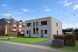 In een rustige kindvriendelijke omgeving in Maasmechelen mogen we u 2 identiek afgewerkte nieuwbouwwoningen te koop aanbieden. Van hieruit is...