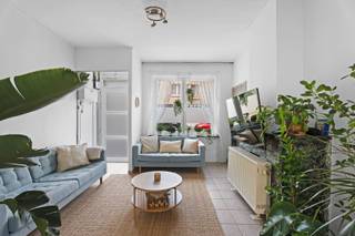 Deze woning is gelegen in de Lourdesstraat te Oostakker, een rustige en aangename woonomgeving met een vlotte verbinding naar Gent en de belangrijkste invalswegen. Dankzij de nabijheid van winkels, scholen, openbaar vervoer en recreatiemogelijkheden geniet u hier van alle dagelijkse voorzieningen binnen handbereik. De centrale ligging combineert het comfort van rustig wonen met een uitstekende bereikbaarheid.<br /><br />Bij het betreden van de woning komt u terecht in de inkomhal die toegang biedt tot de gezellige leefruimte. Dankzij de praktische indeling vormt deze ruimte het hart van de woning en biedt ze voldoende plaats voor een comfortabele zithoek en eetruimte.<br />Aansluitend bevindt zich de keuken, die in verbinding staat met het achterliggende koertje. Deze buitenruimte is onderhoudsvriendelijk en vormt de ideale plek om in alle rust van een koffiemoment of een gezellige zomeravond te genieten.<br /><br />Op de eerste verdieping bevinden zich twee ruime slaapkamers en de badkamer, voorzien van alle nodige comfort. De tweede verdieping biedt plaats aan een derde slaapkamer, die perfect kan dienen als master bedroom, kinderkamer, hobbyruimte of thuiskantoor.<br /><br />Een bijkomende troef van deze woning is het gezellige dakterras, waar u in alle privacy kunt genieten.<br /><br />Deze woning vormt een uitstekende opportuniteit voor gezinnen, starters of investeerders die op zoek zijn naar een goed gelegen woning met aangename buitenruimtes in het hart van Oostakker.<br /><br /><strong>Absolute pluspunten</strong><br />+ 3 slaapkamers<br />+ Gezellig koertje achteraan<br />+ Aangenaam dakterras<br />+ Rustige en centrale ligging<br />+ Vlotte verbinding naar Gent en invalswegen<br /><br />Voor meer informatie of een bezoekmoment: contacteer Abdil op: info@oko.immo of 0484 14 96 86