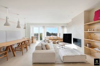 Situé dans l’une des adresses les plus recherchées de Knokke-Heist, sur la Kustlaan à deux pas de la place Albert, nous vous présentons cet appartement entièrement rénové et prêt à emménager. Une rare combinaison de style, de luxe et de confort, offrant une vue imprenable sur les villas typiques du Zoute et l’animation de la place Albert.<br /><br />Les pièces de vie bénéficient d’une luminosité exceptionnelle grâce aux larges baies vitrées. Le salon et la salle à manger s’enchaînent naturellement avec la cuisine Bulthaup parfaitement équipée. Le hall d’entrée avec toilette invités mène au hall de nuit qui dessert trois chambres de belle dimension. La suite parentale dispose de sa salle de bains privative, complétée par une seconde salle de douche et un espace de rangement pratique. Le mobilier sur mesure et l’aménagement raffiné sont inclus dans le prix demandé, ce qui rend l’appartement immédiatement habitable.<br /><br />Depuis le cinquième étage, vous profitez d’un panorama unique sur les quartiers résidentiels du Zoute. Une cave privative dans la résidence complète cet ensemble.<br /><br />En atout supplémentaire, la possibilité d’acquérir deux garages fermés dans le parking souterrain Minigolf. La résidence à taille humaine, la proximité immédiate de la plage et des boutiques haut de gamme confèrent à cette offre un caractère exceptionnel.<br /><br />PEB : Label B