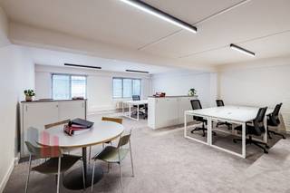 Deze fullservice kantoren, geschikt voor <strong>9 werkplaatsen</strong>, combineren een scherpe prijs met een <strong>uitstekende ligging</strong>. Gelegen vlakbij de op- en afrit van de <strong>E17 </strong>richting Gent Centrum, bieden deze kantoren een ongeëvenaarde bereikbaarheid. Ook met het openbaar vervoer zijn ze perfect bereikbaar.<br /><br />De kantoren zijn modern ingericht en bevinden zich op de<strong> tweede verdieping </strong>van een uitstekend onderhouden gebouw. Dankzij het all-in concept hoeft u zich geen zorgen te maken over bijkomende kosten: internet, meubilair, verwarming, elektriciteit, onroerende voorheffing en het gebruik van vergaderzalen zijn allemaal inbegrepen in de huurprijs.<br />Voor wie met de wagen komt, is er de <strong>mogelijkheid om parkeerplaatsen te huren</strong>. Bovendien zijn er in de directe omgeving veel parkeermogelijkheden dankzij de gunstige ligging bij <strong>Park Zuid.</strong> Fietsers worden ook niet vergeten: er is een fietsenstalling met leenfietsen waarmee u zich vlot en duurzaam naar het centrum van Gent kunt verplaatsen.<br /><br />Deze kantoren zijn <strong>onmiddellijk beschikbaar</strong>! Heeft u andere wensen? Er zijn ook kantoorruimtes beschikbaar vanaf <strong>4 werkplaatsen</strong>, zodat u altijd een optie vindt die perfect aansluit bij uw behoeften.<br /><br />Wilt u meer informatie of een vrijblijvende rondleiding? Neem contact op met <strong>PANORAMA B2B GENT KANTOREN</strong> via<strong> 09 225 09 02</strong>. 