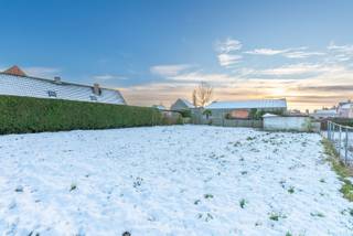 Rustig gelegen bouwgrond voor open bebouwing in een aangename woonomgeving in Sint-Lievens-Houtem.Het perceel is bestemd voor de bouw van een vrijstaande eengezinswoning en biedt een vlotte verbinding naar het dorpscentrum en omliggende gemeenten. Belangrijkste troeven: Bestemming: woongebied - Open bebouwing toegelaten - Rustige, residentiële ligging - Niet overstromingsgevoelig (score A). Goede bereikbaarheidIdeaal voor wie rustig wil wonen met alle voorzieningen in de buurt. Bouwlijn: min. 4 m achter de rooilijn. Zijdelingse bouwvrije stroken: min. 4 m aan beide zijden. Maximale bouwdiepte:12 m (gelijkvloers + verdieping). Maximale bouwhoogte: 6 m (van dorpel gelijkvloers tot kroonlijst). Dakvorm: hellend dak, helling tussen 25° en 55°. Bel ons voor meer info!