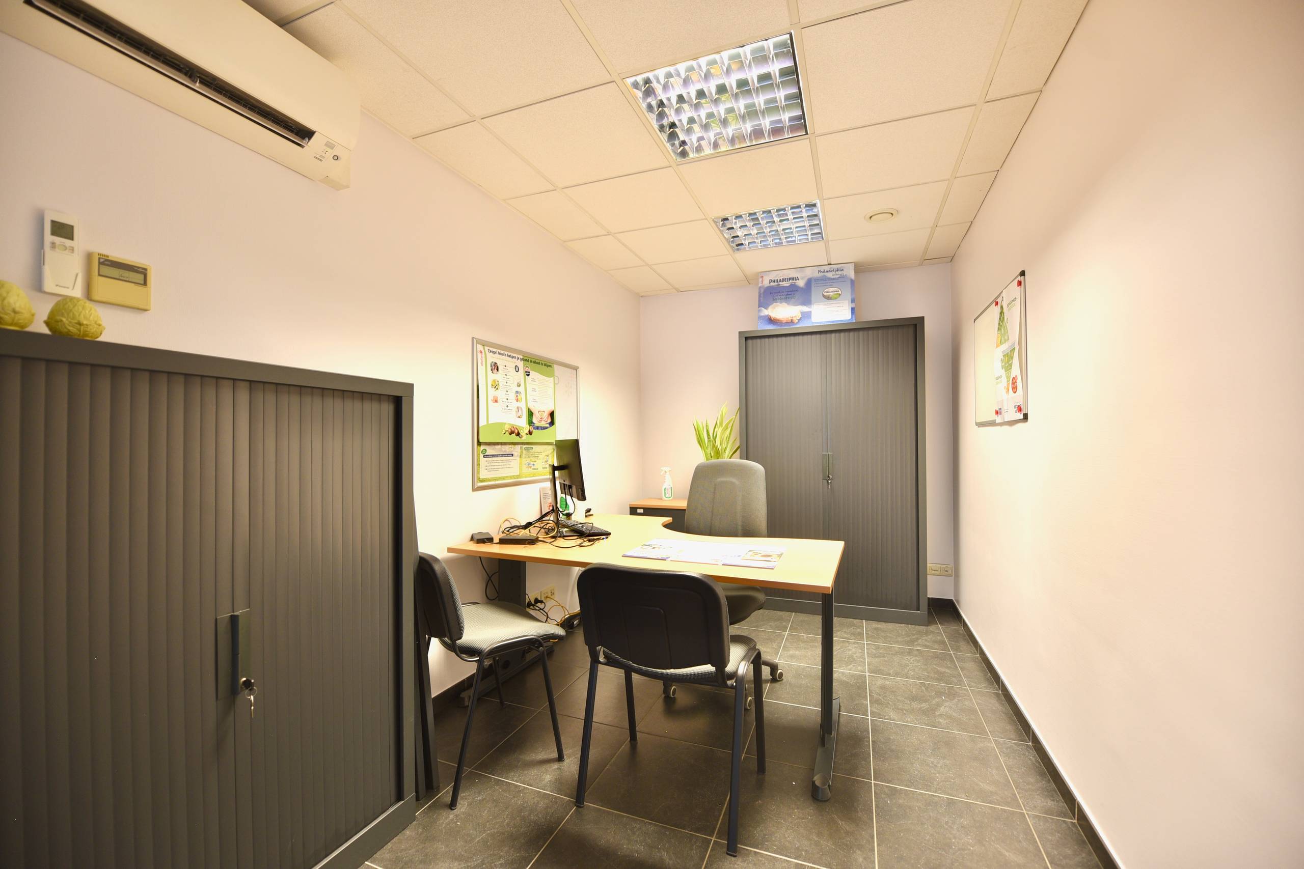 Handelsruimte met 3 privatieve parkeerplaatsen, kitchenette en sanitair voor 1.250 EUR/mnd - foto 5