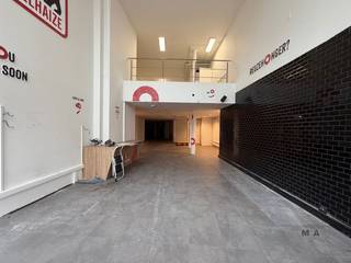 <p><span>Commerciële topligging in de Koning Albertstraat</span></p><ul><li><span>tegenover Kruidvat</span></li><li><span>tegenover INNO </span></li><li><span>tegenover Mayerline</span></li><li><span>schuin tegenover Norah: binnenkort opening</span></li><li><span>Sterke passage en visibiliteit</span></li><li><span>Ruim 7 meter vitrine</span></li><li><span>gelijkvloers: 180 m² + verdieping met vide bereikbaar via een vaste trap in de winkel + kelder</span></li><li><span>De verdieping is ideaal voor bijvoorbeeld een uitverkoop, stock, achteraan is mogelijkheid voor sociale ruimte met terras</span></li></ul><p><span>Invulling naar wens:</span><span> winkel, koffiebar, takeaway, horecaconcept.<br /></span><span>Horecabestemming bespreekbaar. Grondplannen ter beschikking.</span></p><p><span>Een commerciële locatie met </span><span>veel passage, sterke visibiliteit en ruimte voor eigen invulling</span><span>.</span></p><p><span>Aandeel onroerende voorheffing ten laste van de huurder. Vermelde oppervlakte commercieel volgens EPC.</span></p><p><span>Opmerking:</span><span> bij </span><span>pop-up</span><span> verhuur tot 6 maanden wordt de vermelde huurprijs verhoogd met </span><span>21% BTW</span><span>. Dit conform de verplichte btw-heffing op kortdurende onroerende verhuur. Wenst u meer info of een plaatsbezoek, bel ons gerust op 0485 34 56 71. Ook buiten kantooruren zijn wij bereikbaar.</span></p><p><span> </span></p>