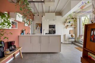 Op zoek naar een rustig gelegen maar vlot bereikbare instapklare woning die charme en modern comfort combineert? Dan is deze topaanbieding met...