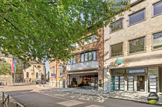 Handelshuis met duplexappartement in hartje Bilzen – Kloosterstraat 2.<br /><br />Deze karaktervolle handelswoning is gelegen op een toplocatie, vlakbij het kerkplein in het bruisende centrum van Bilzen. Het pand bevindt zich op een perceel van 3a 51ca en omvat een verhuurde handelsruimte op het gelijkvloers én een ruim duplexappartement.<br /><br />In 2000 werd het gebouw grondig gerenoveerd, met onder meer een nieuw dak, nieuwe ramen en een volledige binnenafwerking. De nutsvoorzieningen en verwarmingsinstallatie zijn volledig gescheiden voor het handelsgedeelte en de woning.<br /><br /><strong>Handelsruimte:</strong><br />Het handelsgelijkvloers van 160 m² is momenteel ingericht als een stijlvolle delicatessenzaak. De ruimte beschikt over een royale etalage, een ruime handelsruimte, een ingerichte keuken en aparte sanitaire voorzieningen voor dames en heren. De verhoogde en zeer lichtrijke achterzijde van het pand biedt toegang tot een gezellig en uitnodigend tuinterras. De maandelijkse huur bedraagt 1585€/maand.<br /><br /><strong>Duplexappartement:</strong><br />Via het overdekte inkomportaal bereik je het ruime duplexappartement van 158 m².<br />Op het gelijkvloers bevindt zich een aparte inkomhal met een technische ruimte en de CV-installatie. De trap leidt naar de eerste verdieping, waar een inkomhal met gastentoilet en vestiaire toegang geeft tot een lichte leefruimte en een volledig uitgeruste leefkeuken. Grote raampartijen zorgen voor een overvloed aan natuurlijk licht en bieden toegang tot een aangenaam en ruim dakterras.<br />De bovenverdieping beschikt over een nachthal, een praktische wasruimte, twee slaapkamers met uitzicht op de straat, een apart toilet en een comfortabele badkamer met dubbele wastafel, ligbad en douche. Daarnaast is er nog een ruime bergzolder, bereikbaar via de trappenhal, met tal van mogelijkheden.<br /><br /><strong>Belangrijkste troeven zijn:</strong><br />- Gelegen op een uitstekende locatie in het centrum van Bilzen, vlakbij het kerkplein<br />- Combinatie van verhuurde handelsruimte en ruim duplexappartement<br />- Gescheiden nutsvoorzieningen en verwarmingsinstallaties<br />- Twee terrassen: een zonnig dakterras en een sfeervol tuinterras<br />- Karaktervolle gevel en instapklare staat<br />- Ruime zolderverdieping met uitbreidingspotentieel<br />- Asbestveilig<br /><br />Interesse in dit veelzijdige pand?<br />Contacteer ons op 0473 79 29 30 of mail naar luc@vestio.com<br /><br />