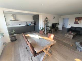 Instapklaar en lichtrijk appartement met terras en gedeelde garage in Duffel<br /><br />Dit instapklare en modern afgewerkte appartement in Duffel beschikt over een ruime en lichtrijke leefruimte met open keuken. Dankzij de grote raampartijen geniet de woonkamer van veel natuurlijk licht, wat zorgt voor een aangename en open sfeer. De moderne keuken sluit naadloos aan op de leefruimte en vormt een gezellige plek om te koken en te tafelen.<br /><br />Het appartement beschikt over twee volwaardige slaapkamers, een stijlvolle badkamer met inloopdouche, een apart gastentoilet en een praktische berging. Op het gelijkvloers bevindt zich een aparte wasplaats met aansluitingen voor wasmachine en droogkast, evenals een gedeelde garage.<br /><br />Achteraan bevindt zich een privatief terras waar u in alle rust kan genieten van de buitenruimte.<br /><br />Daarnaast werden de voorbije jaren verschillende renovatiewerken uitgevoerd, waaronder:<br />-vernieuwing van het dak met isolatie en dakkoepels 02/2023<br />-plaatsing van een nieuwe gascondensatieketel 12/2022<br />-plaatsing van aluminium ramen met hoogrendementsbeglazing 12/2022<br /><br />De facturen van deze werken zijn beschikbaar.<br /><br />Door de praktische indeling, moderne afwerking en rustige ligging is dit appartement ideaal voor starters, koppels of investeerders. Het appartement is momenteel verhuurd, wat het ook interessant maakt als investeringspand.