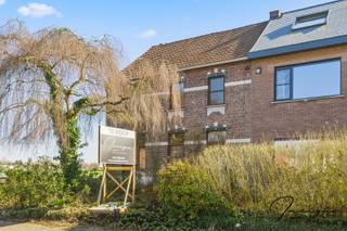 Bent u op zoek naar een woning met karakter én potentieel? Deze ruime halfopen bebouwing met charmante gevel biedt tal van mogelijkheden voor...