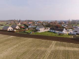 Gelegen in een kleinschalig woonerf! Locatie zeer vlotbereikbaar torhout centrum, autostrades en ring <br /><br />Deze verkaveling is een combinatie van halfopen en open bebouwingen telkens met twee bouwlagen en hellend dak. De woningen worden afgewerkt in een modern-landelijke stijl.<br /><br />Troeven: <br />- Mogelijkheid 4 slaapkamers<br />- Open leefruimte met keuken<br />- Vloerverwarming<br />- Warmtepomp lucht/water <br />- Zonnepanelen<br />- Regenwaterpomp<br /><br />Alle prijzen zijn steeds excl. btw en aankoopkosten.<br />Gedetailleerde prijslijst is beschikbaar op aanvraag.<br /><br />Contacteer Simon via 0498123708 of via simon@vicusvastgoed.be<br /><br />De weergegeven AI-beelden dienen uitsluitend ter illustratie en tonen een mogelijke indruk van hoe de woning eruit kan zien na de bouwwerken.