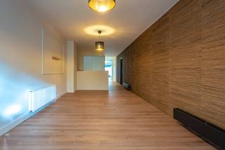 Dit mooie, gebruiksklare pand is als volgt ingedeeld,
Aan de straatkant één grote open ruimte met aparte ingerichte keuken en toilet.
In het midden links een afgesloten ruimte (bureau/vergaderzaal), rechts een wachtruimte/bureau en 2de toilet.
Deze wanden kunnen eventueel terug weggehaald worden.
Achteraan een grote ruimte afgemaakt met glazen wanden en deur.
In deze achterste ruimte een deur met toegang tot een kleine tuin.