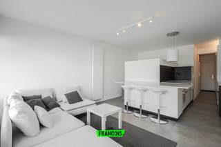 Deze volledig gerenoveerd appartement is gelegen op een toplocatie aan de Zeedijk 146 bus 0209 in Oostende. De eigendom combineert een moderne afwerking met een uitstekende ligging aan zee. Naast een top EPC (B!) beschikt het appartement ook over een conforme elektrische keuring.<br /><br />Binnenin vindt u een lichtrijke leefruimte met een vernieuwde inrichting en een praktische indeling. Het appartement beschikt over twee slaaphoeken, wat zorgt voor extra comfort en flexibiliteit, ideaal voor familie of gasten.<br /><br />De renovatie werd uitgevoerd met oog voor kwaliteit en gebruiksgemak, waardoor de studio meteen instapklaar is. Vanuit het gebouw geniet u van de directe nabijheid van strand, dijk en het bruisende stadsleven van Oostende.<br /><br />Deze eigendom is ideaal als tweede verblijf of investering aan de kust.<br /><br />Voor meer informatie of een bezoek kunt u contact opnemen met Inti op inti@immofrancois.be<br /><br /> of 0499 74 89 74.<br /><br />