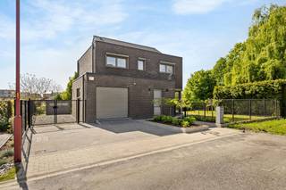 Située à proximité du centre de Biévène, nous vous proposons cette maison 4 façades, basse consommation, au bout d'une impasse. Au rez-de-chaussée...
