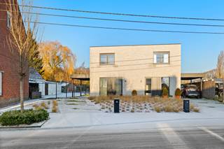 In de Ieperstraat 125A te Staden bevindt zich deze recente, strak vormgegeven woning die uitblinkt in energiezuinigheid, licht en...