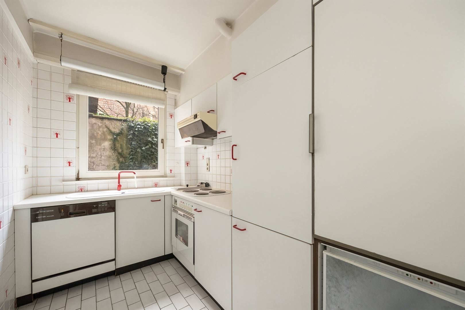 Te renoveren gelijkvloers kantoor/praktijk met tuin op toplocatie in Antwerpen

 - foto 4